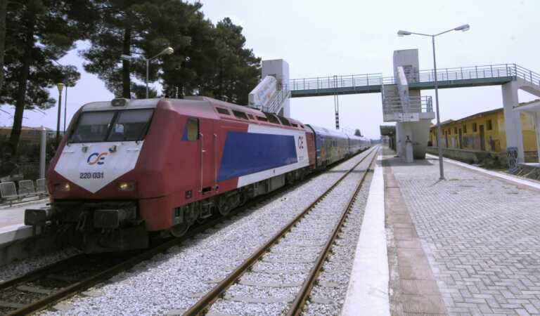 Λιβαδειά: Τρένο της γραμμής Αθήνα – Θεσσαλονίκη ακινητοποιήθηκε στον σταθμό λόγω φωτιάς
