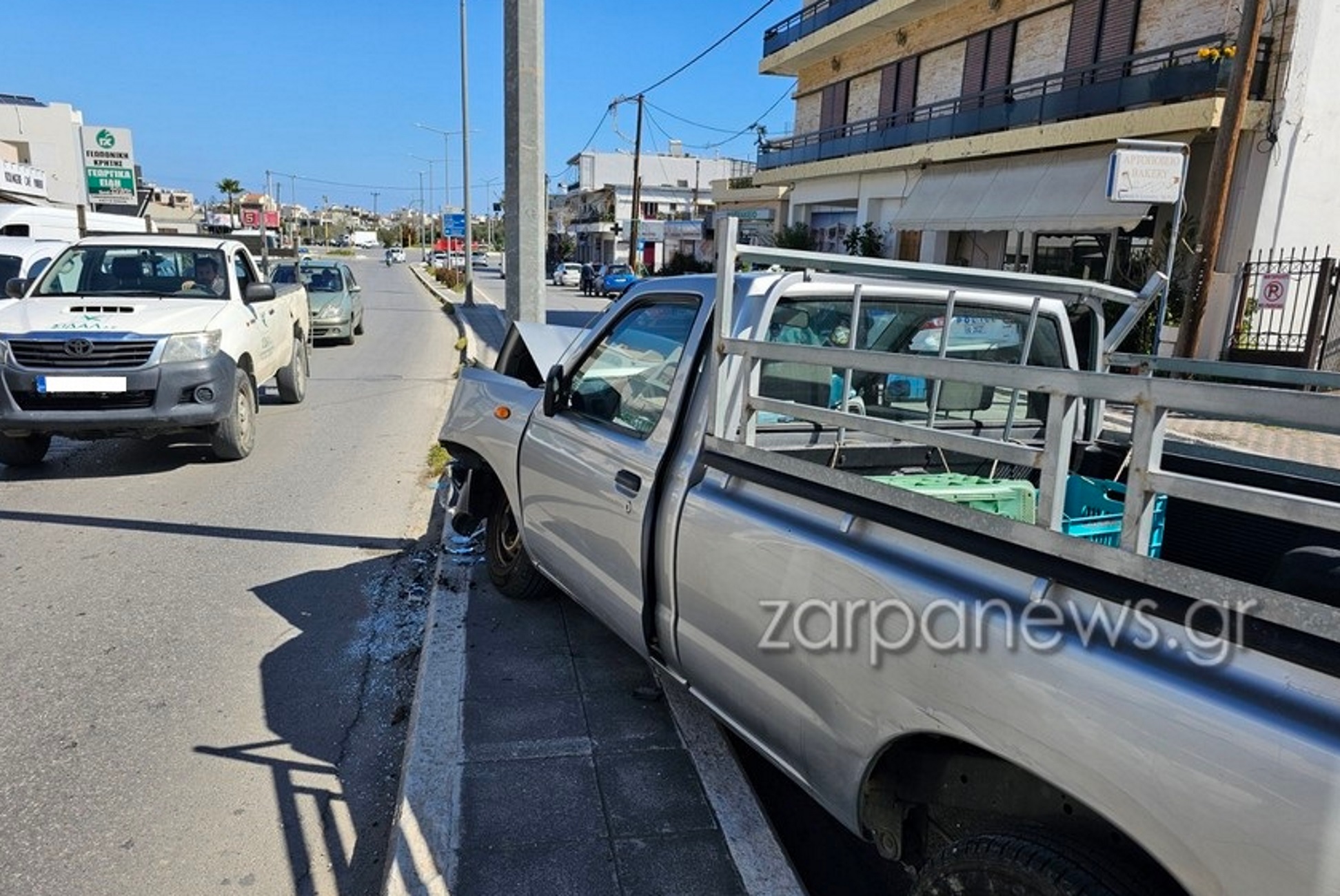 Χανιά: Δύο τραυματίες σε τροχαίο με αγροτικό να καταλήγει σε κολώνα φωτισμού