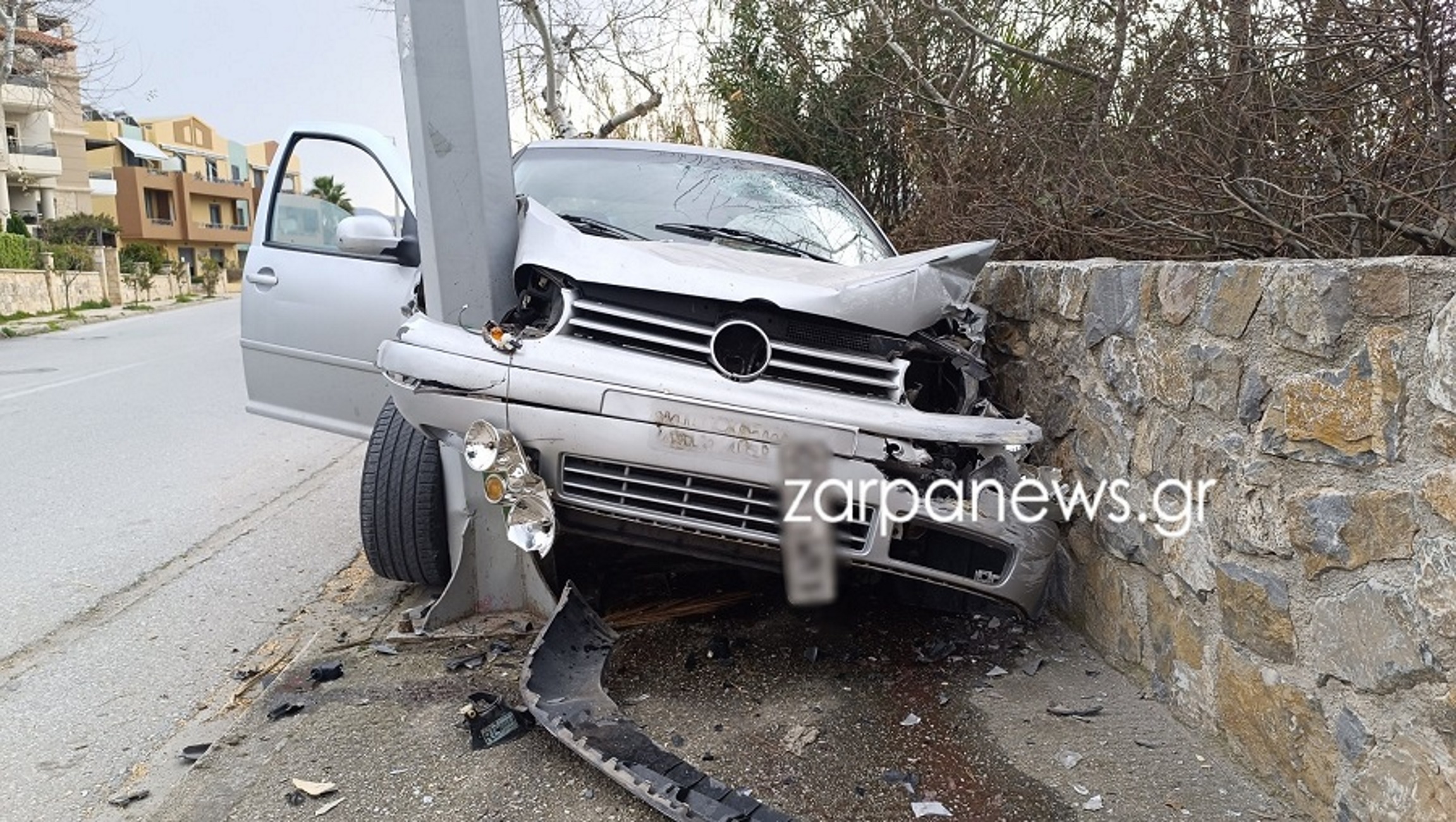 Χανιά: Αυτοκίνητο «καρφώθηκε» και διαλύθηκε σε κολώνα φωτισμού μετά από τροχαίο