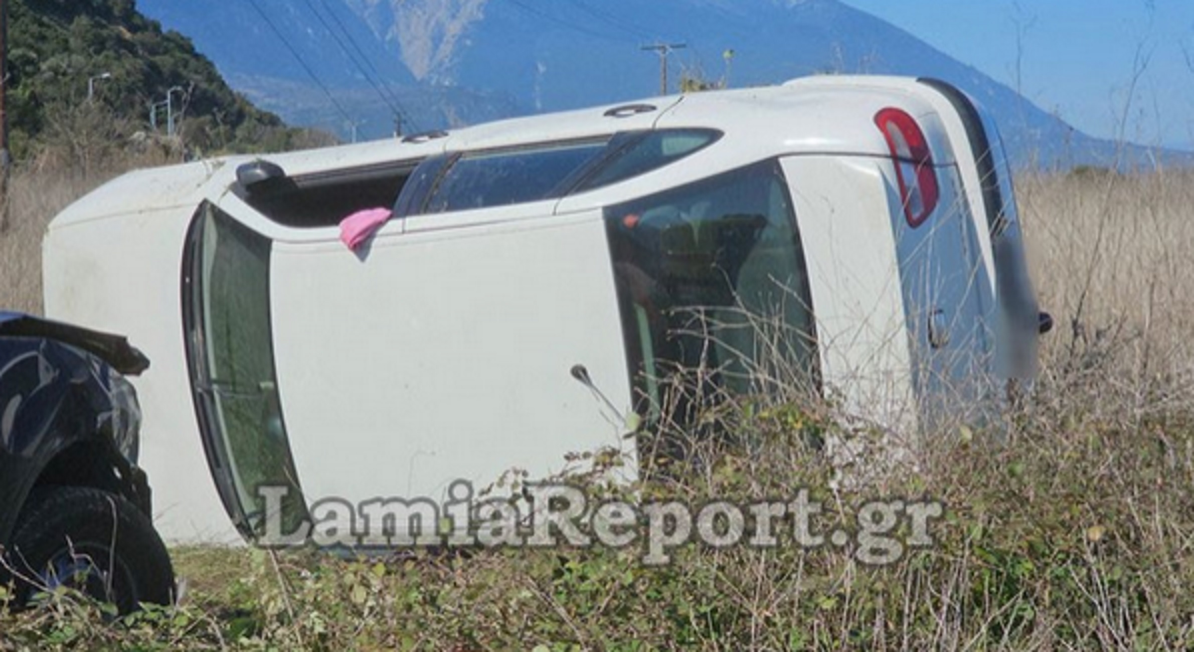 Λαμία: Μία τραυματίας σε τροχαίο με σύγκρουση δύο αυτοκινήτων που κατέληξαν σε χωράφι