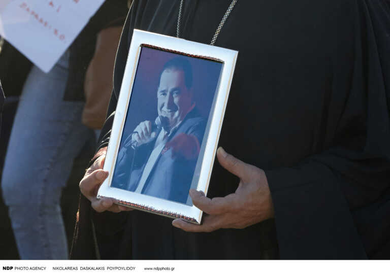 Βασίλης Καρράς: Βαθιά συγκίνηση στο μνημόσυνο τρεις μήνες μετά τον θάνατό του