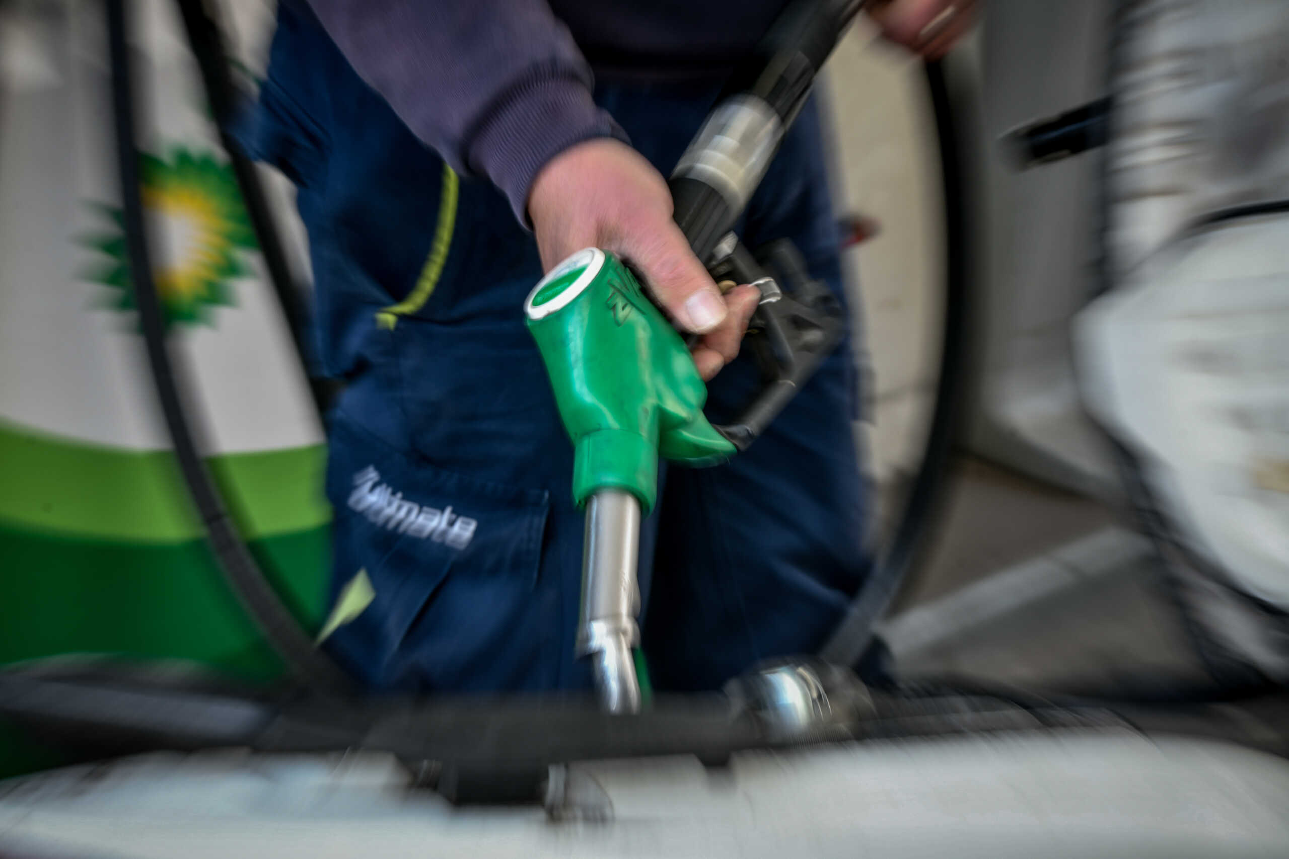 Στιγμιότυπο από βενζινάδικο στο κέντρο της Αθήνας, Παρασκευή 11 Μαρτίου 2022  (ΤΑΤΙΑΝΑ ΜΠΟΛΑΡΗ