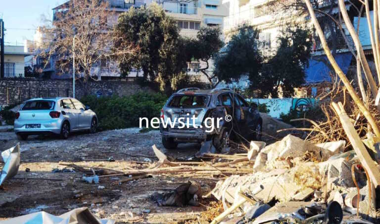 Ισχυρή έκρηξη βόμβας σε πάρκινγκ δίπλα σε βενζινάδικο στον Πειραιά - Καταστράφηκαν αυτοκίνητα