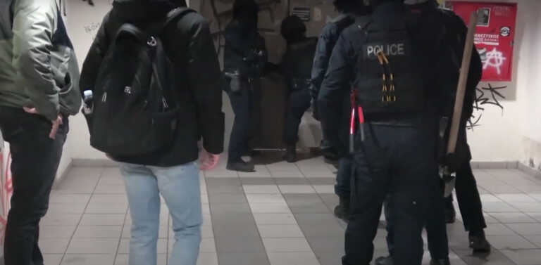 Καρέ - καρέ η έφοδος της Αστυνομίας στην Πανεπιστημιούπολη Ζωγράφου - Συνελήφθησαν οι τρεις προσαχθέντες