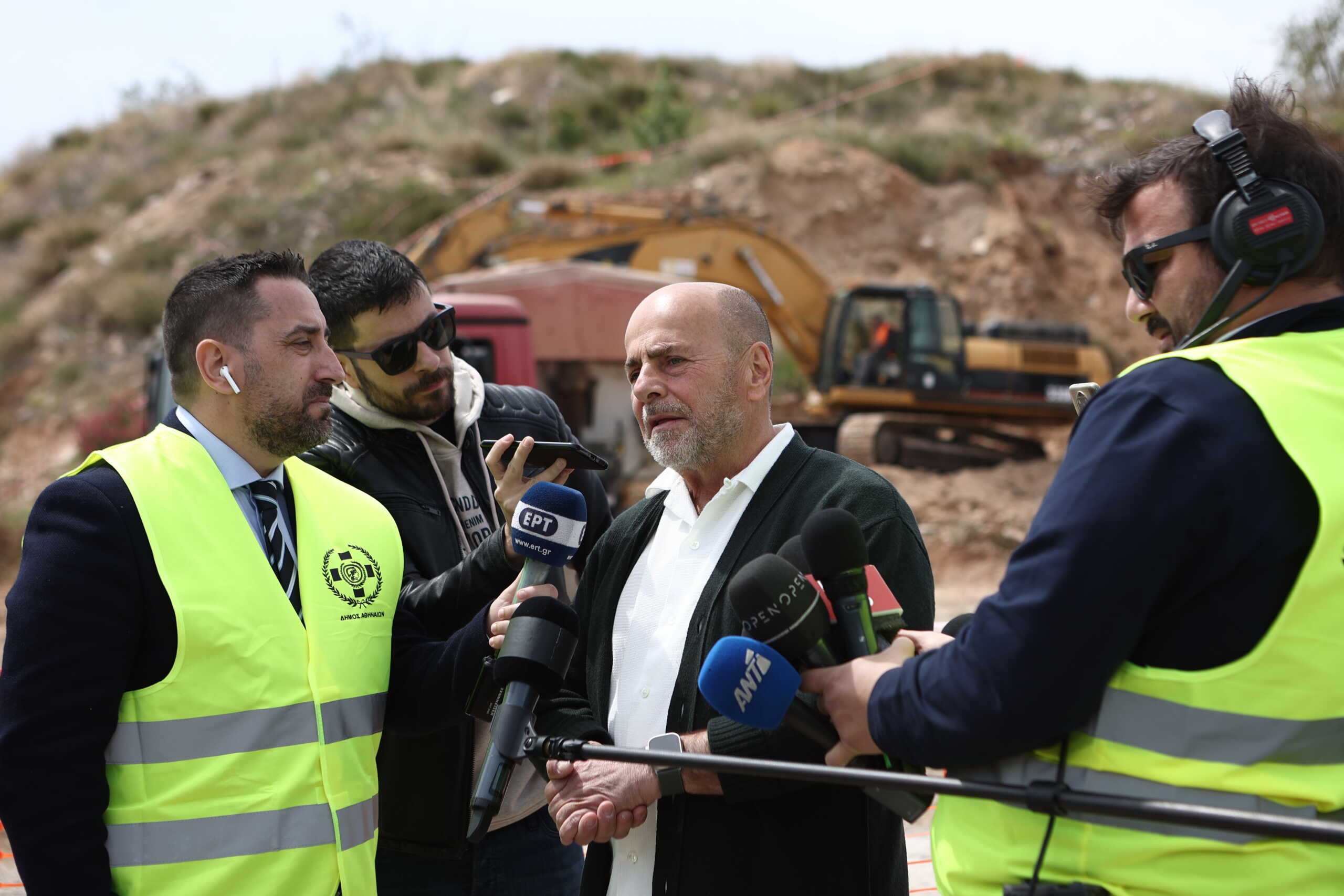 Έναρξη των πρόδρομων εργασιών για την κατασκευή του νέου Γηπέδου του ΠΑΟ στον Βοτανικό, Πέμπτη 6 Απριλίου 2023. Το χώρο του εργοταξίου επισκέφθηκαν οι υπουργοί Γιώργος Γεραπετρίτης (Επικρατείας), Θόδωρος Σκυλακάκης (Αναπληρωτής Υπουργός Οικονομικών), Άδωνις Γεωργιάδης (Ανάπτυξης και Επενδύσεων), ο Πρόεδρος της ΠΑΕ Παναθηναϊκός Γιάννης Αλαφούζος, ο Πρόεδρος του Ερασιτέχνη Παναθηναϊκού Παναγιώτης Μαλακατές, ο Διευθύνων Σύμβουλος της Alpha Bank Βασίλης Ψάλτης όπου ενημερώθηκαν από τον δήμαρχο Αθηναίων Κώστα Μπακογιάννη για τις εργασίες.
(ΒΑΣΙΛΗΣ ΡΕΜΠΑΠΗΣ