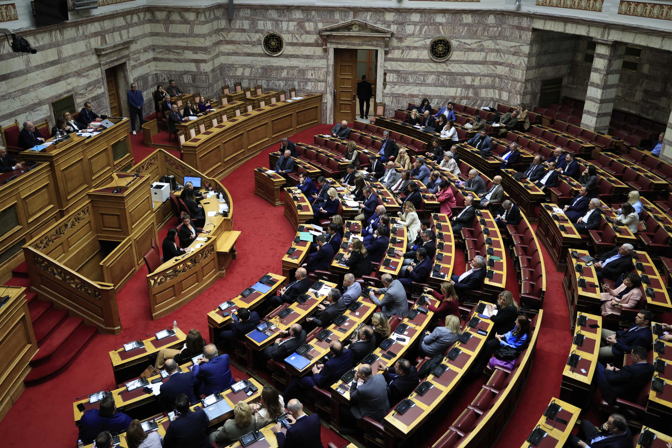 Live: Μετωπική σύγκρουση στη Βουλή για την πρόταση δυσπιστίας – Οι ομιλίες των αρχηγών