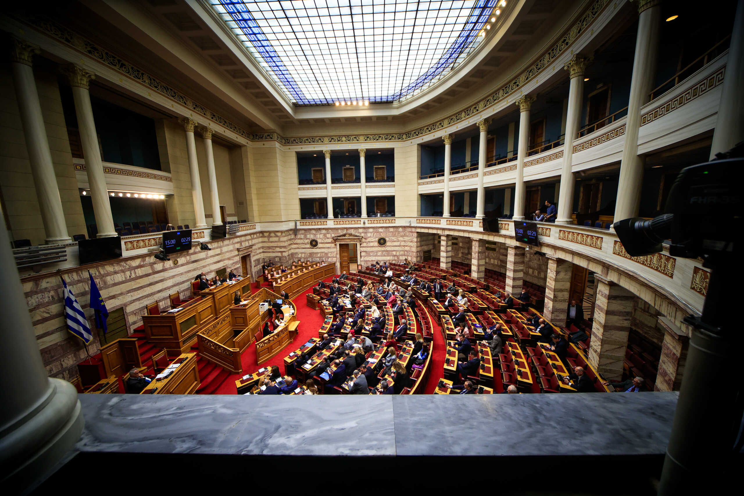 Συζήτηση στην Ολομέλεια της Βουλής της πρότασης δυσπιστίας στην κυβέρνηση που κατέθεσε ο πρόεδρος του ΠΑΣΟΚ-Κινήματος Αλλαγής Νίκος Ανδρουλάκης, με αφορμή το δημοσίευμα του "Βήματος της Κυριακής" για αλλοίωση των διαλόγων του σταθμάρχη της Λάρισας με τους μηχανοδηγούς το βράδυ της 28ης Φεβρουαρίου 2023, όταν και συνέβη η πολύνεκρη σύγκρουση αμαξοστοιχιών στα Τέμπη, Τρίτη 26 Μαρτίου 2024. Την πρόταση δυσπιστίας του ΠΑΣΟΚ-Κινήματος Αλλαγής στηρίζουν ΣΥΡΙΖΑ-Προοδευτική Συμμαχία, ΚΚΕ, Νέα Αριστερά, Ελληνική Λύση και Πλεύση Ελευθερίας. 
(ΓΙΩΡΓΟΣ ΚΟΝΤΑΡΙΝΗΣ