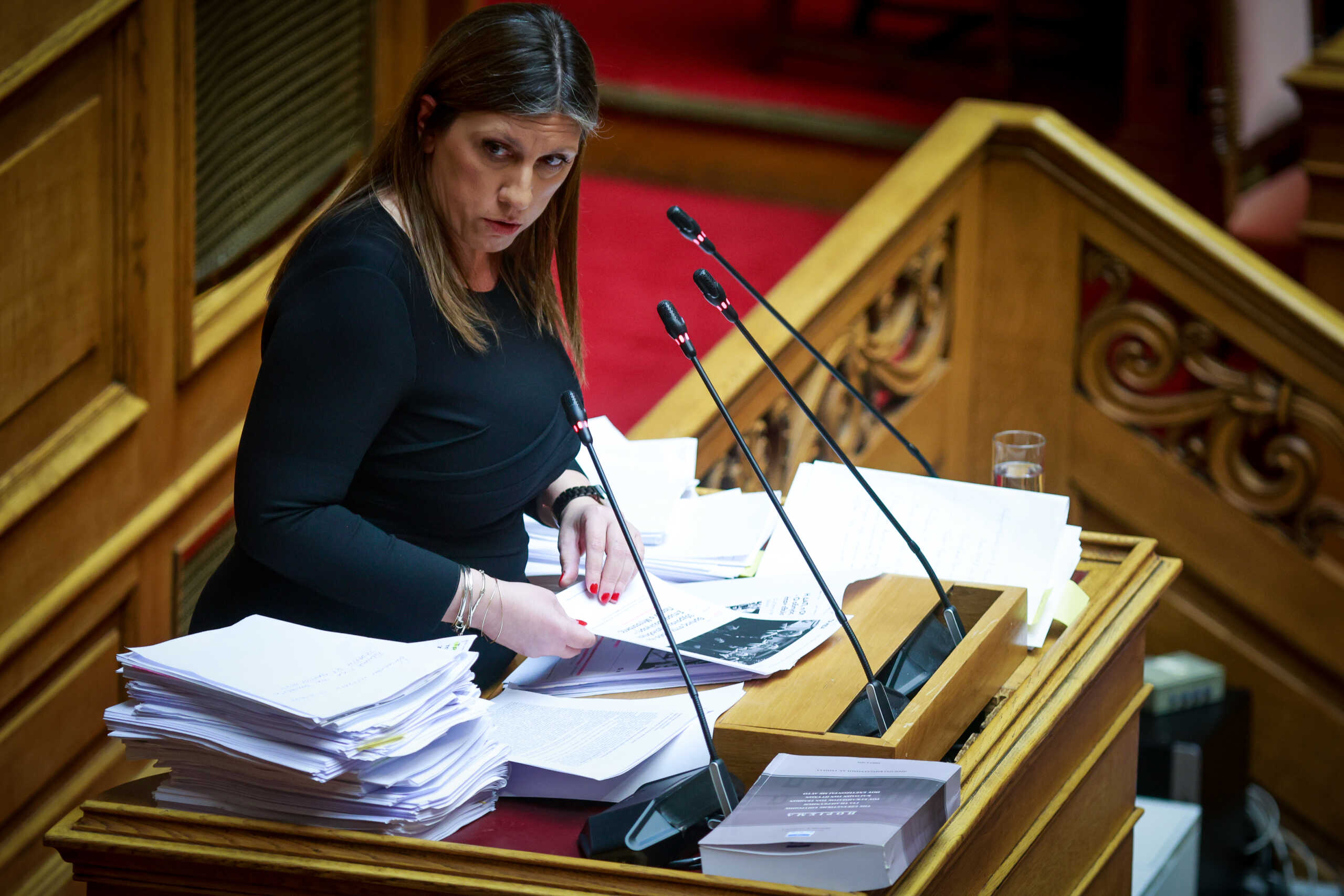 Τρίτη ημέρα της συζήτησης στην Ολομέλεια της Βουλής της πρότασης δυσπιστίας στην κυβέρνηση που κατέθεσε ο πρόεδρος του ΠΑΣΟΚ-Κινήματος Αλλαγής Νίκος Ανδρουλάκης, με αφορμή το δημοσίευμα του "Βήματος της Κυριακής" για αλλοίωση των διαλόγων του σταθμάρχη της Λάρισας με τους μηχανοδηγούς το βράδυ της 28ης Φεβρουαρίου 2023, όταν και συνέβη η πολύνεκρη σύγκρουση αμαξοστοιχιών στα Τέμπη, Πέμπτη 28 Μαρτίου 2024. Την πρόταση δυσπιστίας του ΠΑΣΟΚ-Κινήματος Αλλαγής στηρίζουν ΣΥΡΙΖΑ-Προοδευτική Συμμαχία, ΚΚΕ, Νέα Αριστερά, Ελληνική Λύση και Πλεύση Ελευθερίας. 
(ΓΙΩΡΓΟΣ ΚΟΝΤΑΡΙΝΗΣ