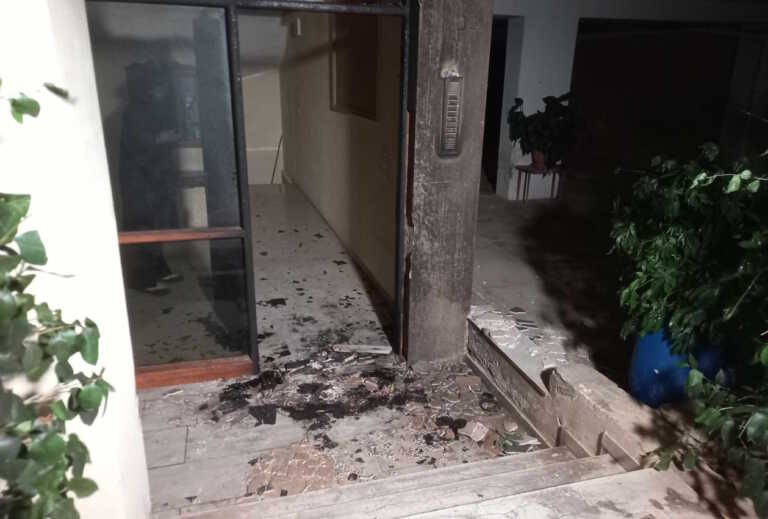 Έκρηξη από γκαζάκια στην είσοδο πολυκατοικίας στον Βύρωνα - Έσπασαν οι τζαμαρίες 