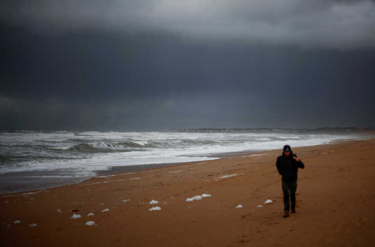 Ξεκληρίστηκε οικογένεια στη Γαλλία - Κύματα 2,5 μέτρων «κατάπιαν» ανθρώπους στην Ισπανία από την καταιγίδα Μόνικα