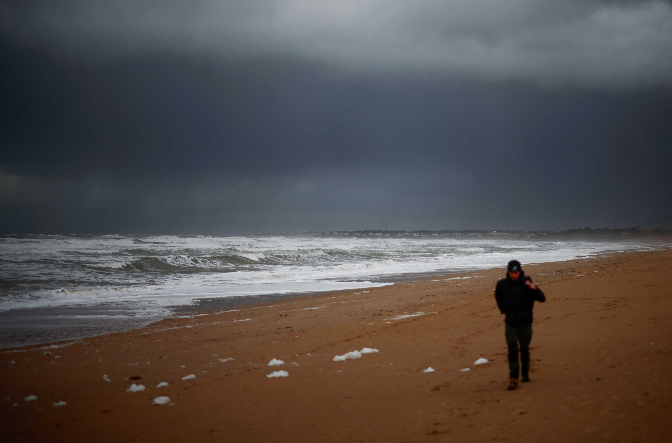 Καταιγίδα Μόνικα: Ξεκληρίστηκε οικογένεια στη Γαλλία – Κύματα 2,5 μέτρων «κατάπιαν» ανθρώπους στην Ισπανία