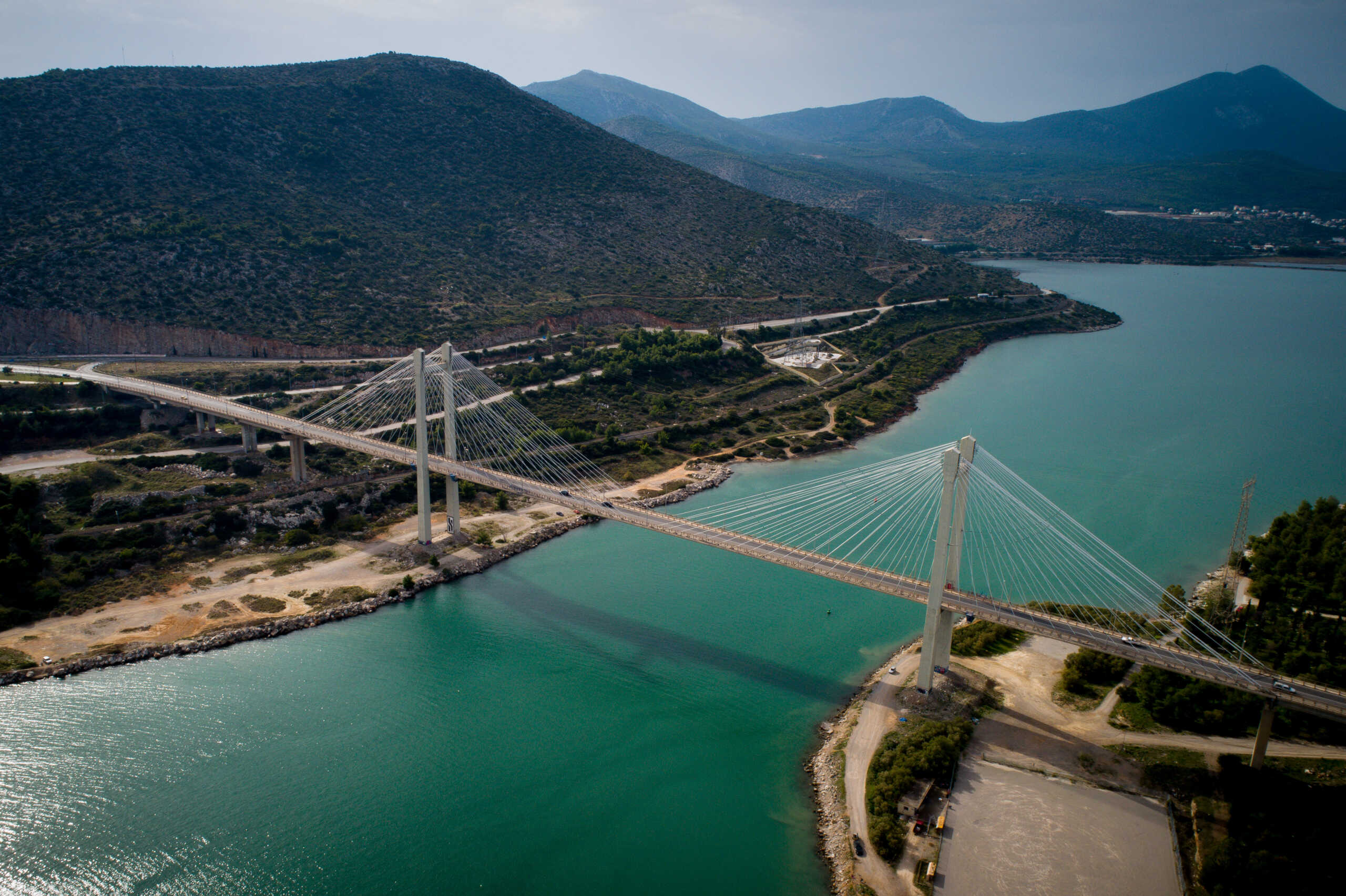 Εύβοια: 21χρονος έπεσε από τη γέφυρα της Χαλκίδας – Μεταφέρθηκε τραυματισμένος στο νοσοκομείο