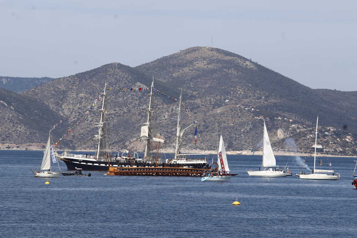 Η Ολυμπιακή Φλόγα αναχώρησε για την Μασσαλία με το θρυλικό «Belem» – Η τριήρης «Ολυμπιάς» την ξεπροβόδισε