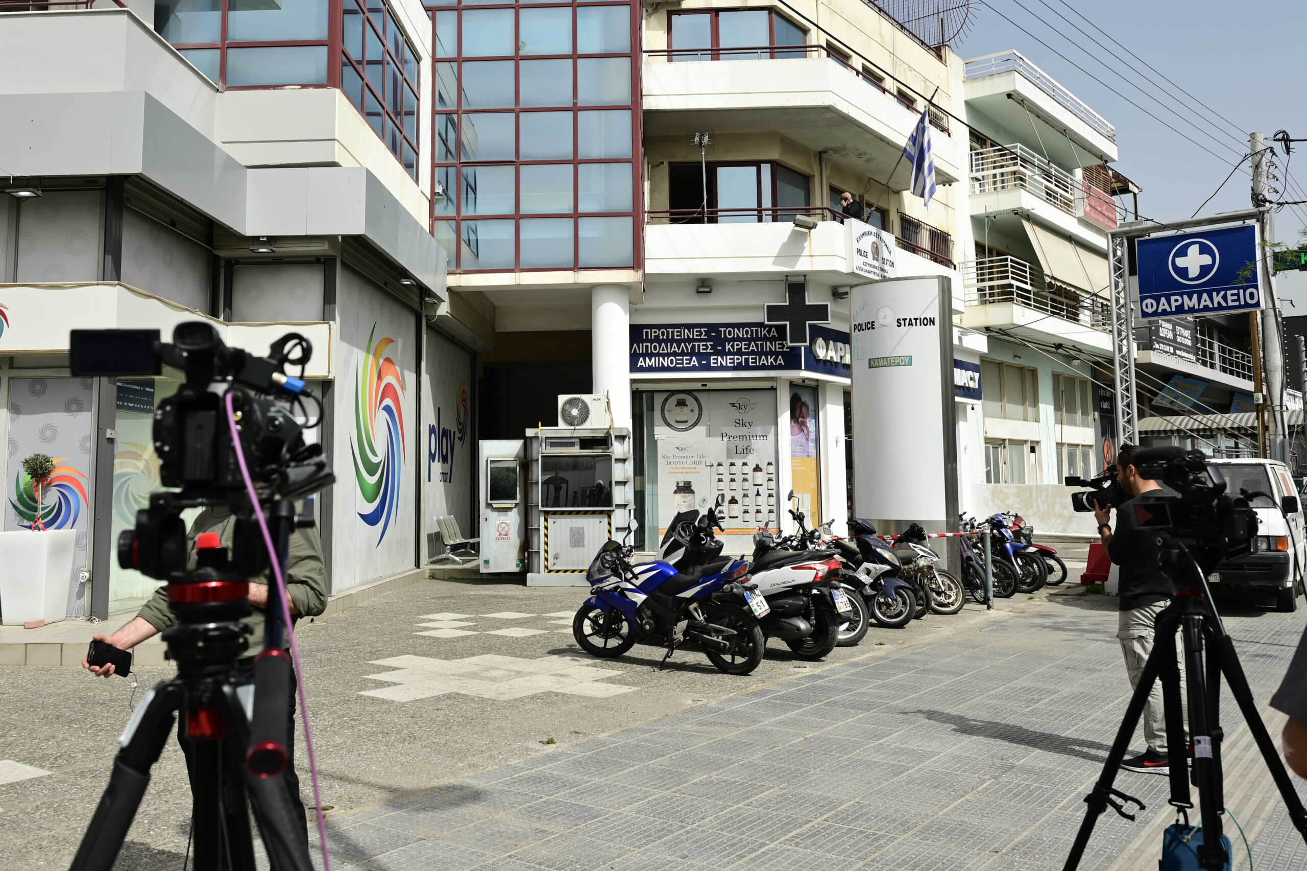 Στιγμιότυπο από το Αστυνομικό Τμήμα των Αγίων Αναργύρων, Τρίτη 2 Απριλίου 2024. Το βράδυ της Δευτέρας (01