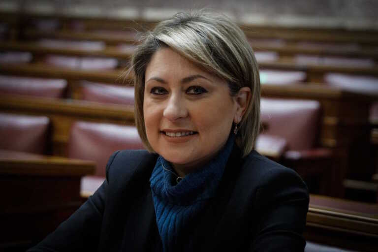 Νέα επίθεση σε πολιτικό - Ιερέας «εκτόξευσε» κατάρες και αφορισμούς στην υφυπουργό Μεταφορών Χριστίνα Αλεξοπούλου