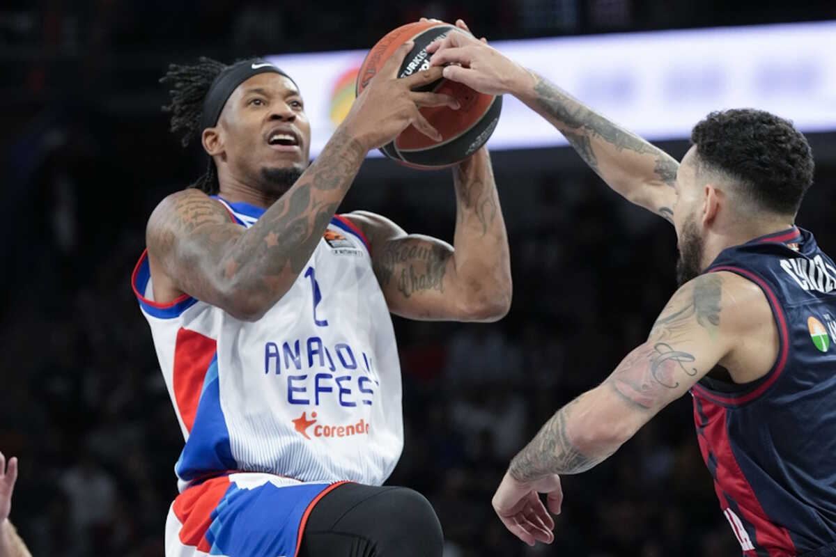 epa11248664 Anadolu Efes' Will Clyburn (L) in action against Baskonia's Chris Chiozza (R) during the Euroleague basketball match between Baskonia Vitoria-Gasteiz and Anadolu Efes Istanbul in Vitoria, Basque Country, Spain, 28 March 2024.  EPA