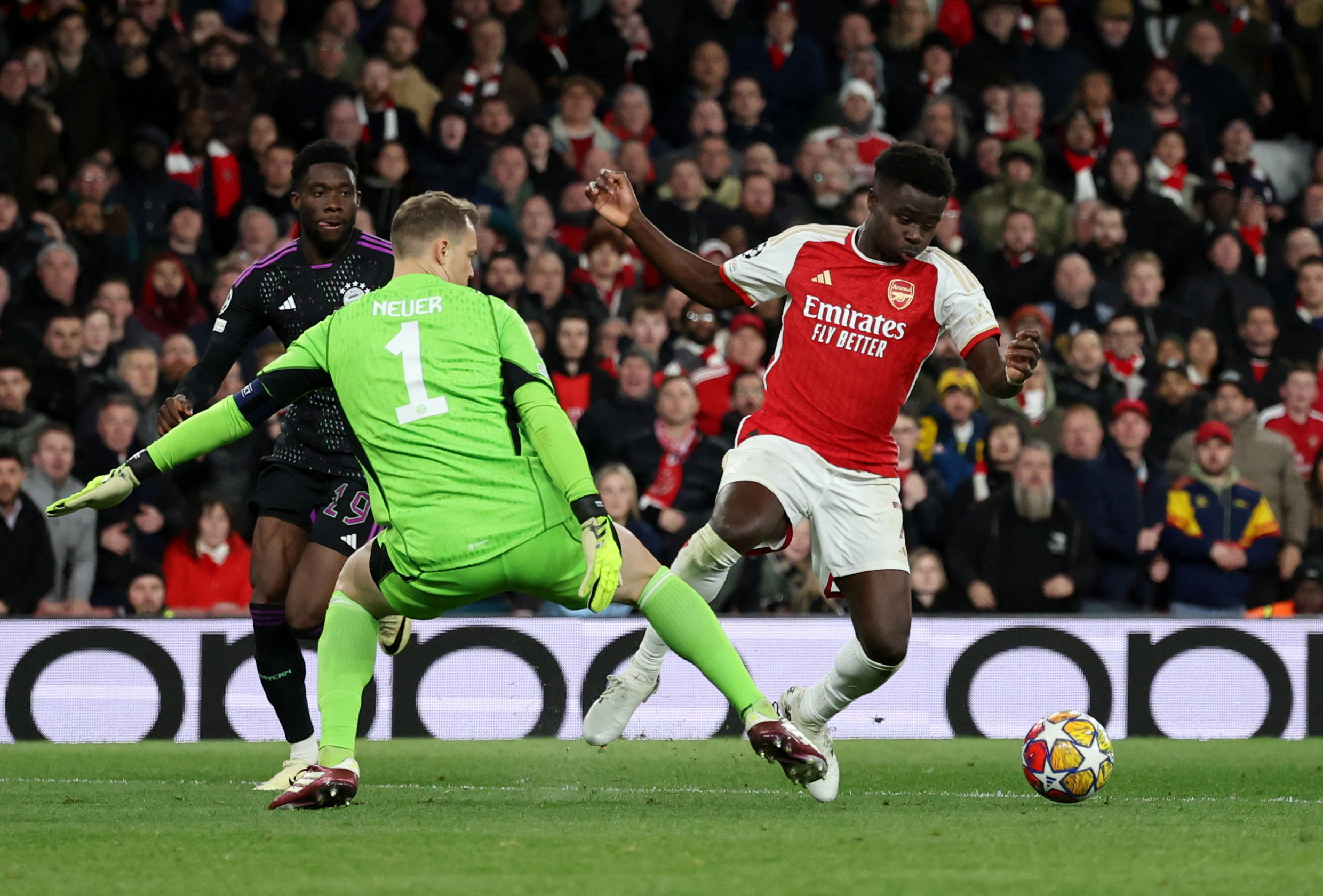 Soccer Football - Champions League - Quarter Final - First Leg - Arsenal v Bayern Munich - Emirates Stadium, London, Britain - April 9, 2024 Bayern Munich's Manuel Neuer in action with Arsenal's Bukayo Saka REUTERS