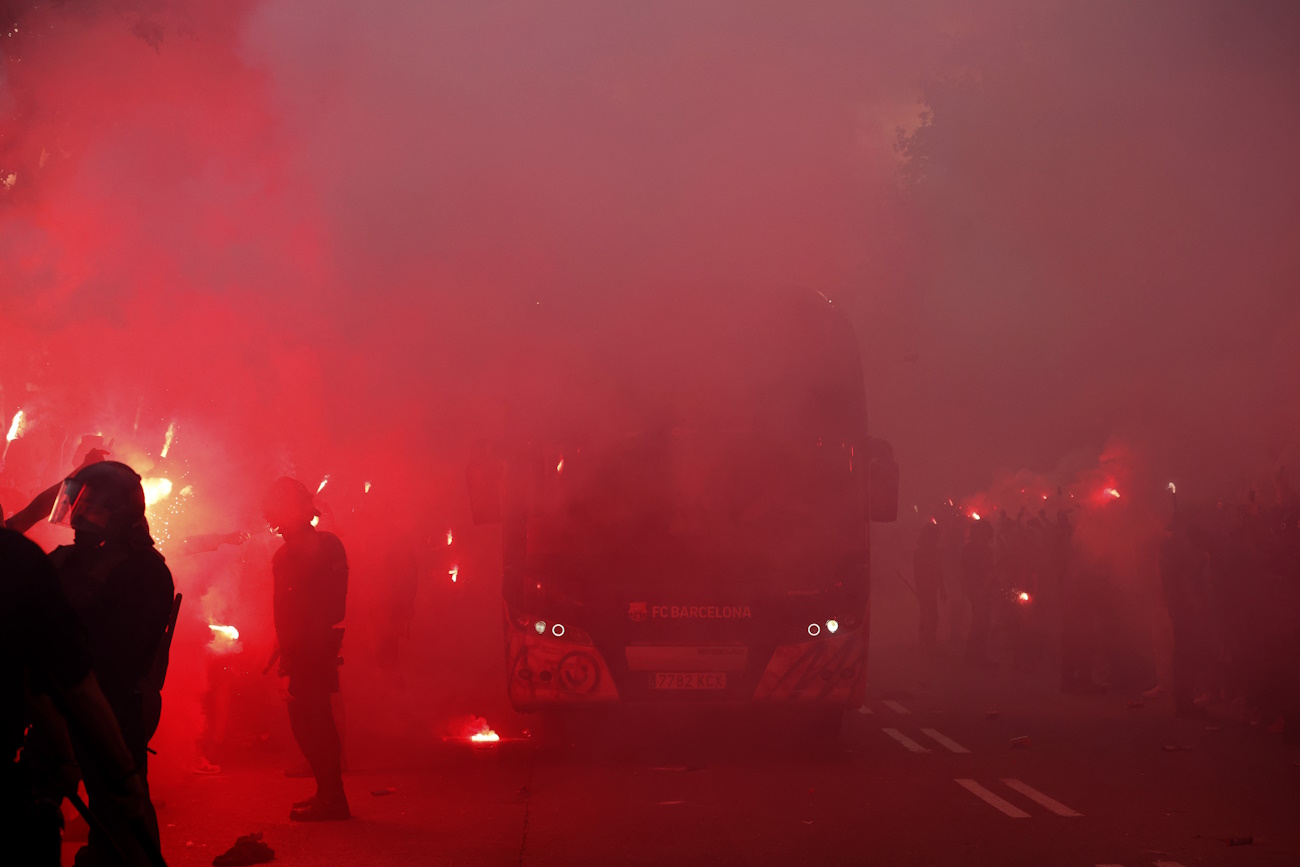 Μπαρτσελόνα – Παρί Σεν Ζερμέν: Οπαδοί των Καταλανών έκαναν λάθος και πέταξαν αντικείμενα στο πούλμαν της ομάδας τους