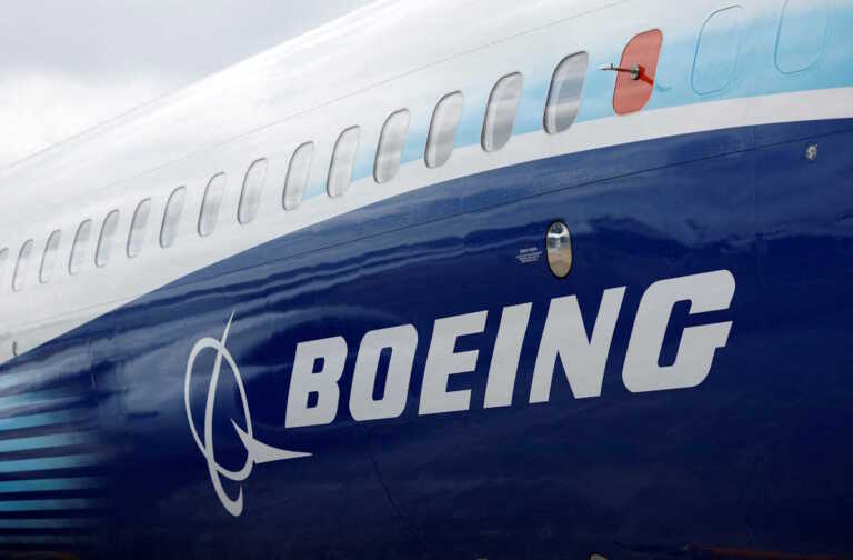 Boeing με προορισμό το Χιούστον επέστρεψε στο Ντένβερ όταν ξεκόλλησε το κάλυμμα κινητήρα