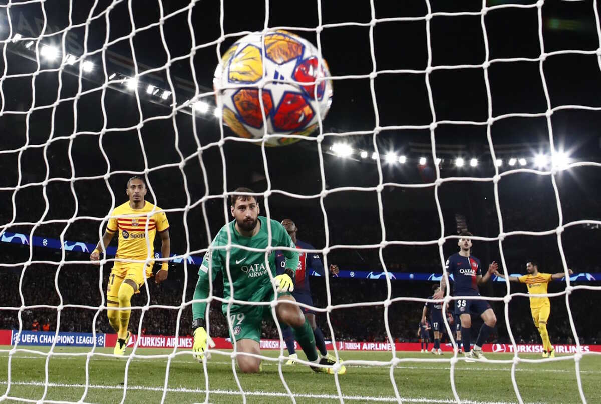 Soccer Football - Champions League - Quarter Final - First Leg - Paris St Germain v FC Barcelona - Parc des Princes, Paris, France - April 10, 2024 FC Barcelona's Raphinha scores their second goal past Paris St Germain's Gianluigi Donnarumma REUTERS