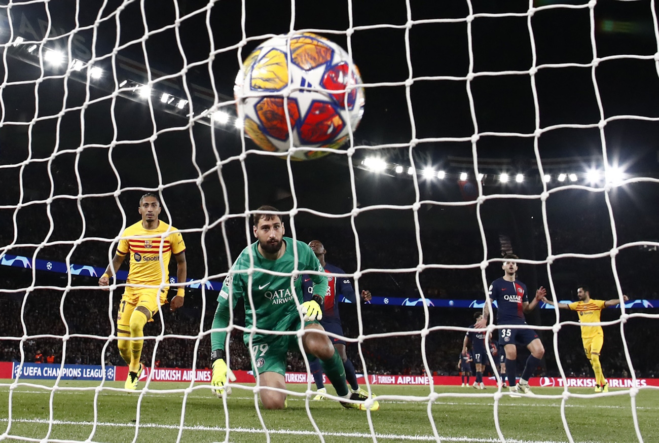 Soccer Football - Champions League - Quarter Final - First Leg - Paris St Germain v FC Barcelona - Parc des Princes, Paris, France - April 10, 2024 FC Barcelona's Raphinha scores their second goal past Paris St Germain's Gianluigi Donnarumma REUTERS