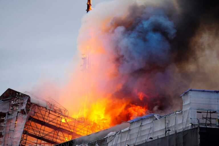 Η Κοπεγχάγη έζησε τη δική της «Παναγία των Παρισίων» - Καταστράφηκε από πυρκαγιά το ιστορικό χρηματιστήριο
