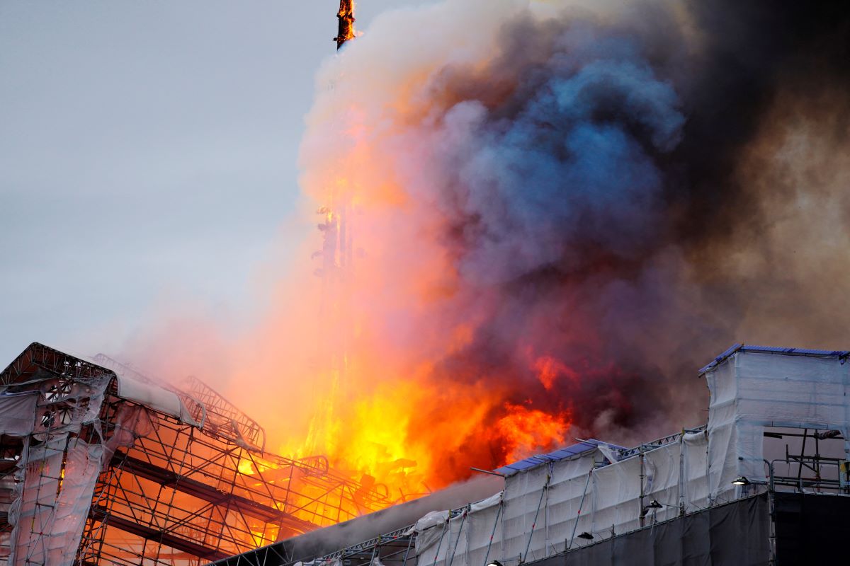 Κοπεγχάγη: Μεγάλη φωτιά κατέστρεψε το ιστορικό παλιό χρηματιστήριο – Κατέρρευσε η οροφή