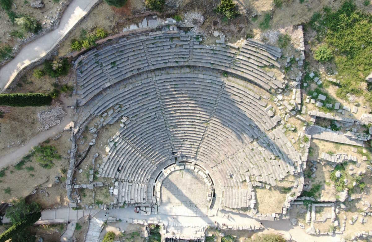 Εντείνονται οι εργασίες της αποκατάστασης του Αρχαίου Θεάτρου Δελφών, σε συνέχεια της ομόφωνα θετικής γνωμοδότησης του Κεντρικού Αρχαιολογικού Συμβουλίου, επί της γεωτεχνικής μελέτης και της μελέτης εφαρμογής αποκατάστασης του ανατολικού αναλήμματος του θεάτρου. Οι μελέτες εκπονήθηκαν σε συνέχεια της οριστικής μελέτης αποκατάστασης και της μελέτης απορροής όμβριων υδάτων του θεάτρου και του βόρειου πρανούς, το οποίο και αποτελεί το κύριο μέσο αντιστήριξης του επικλινούς εδάφους του θεάτρου. Το έργο της αποκατάστασης του Αρχαίου Θεάτρου Δελφών υλοποιείται βάσει προγραμματικής σύμβασης πολιτισμικής ανάπτυξης μεταξύ του Υπουργείου Πολιτισμού και της Περιφέρειας Στερεάς Ελλάδας.  
(ΓΡΑΦΕΙΟ ΤΥΠΟΥ ΥΠΟΥΡΓΕΙΟΥ ΠΟΛΙΤΙΣΜΟΥ