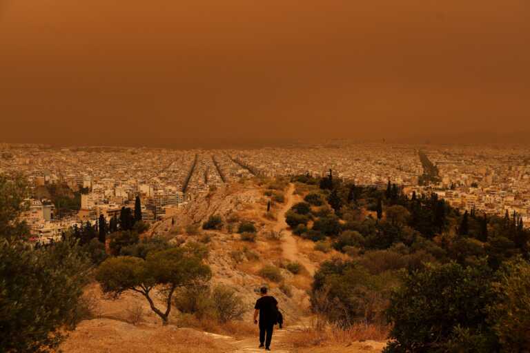 «Η πορτοκαλί ομίχλη από τη Σαχάρα κατάπιε την Αθήνα»: Θέμα στα διεθνή πρακτορεία η αφρικανική σκόνη