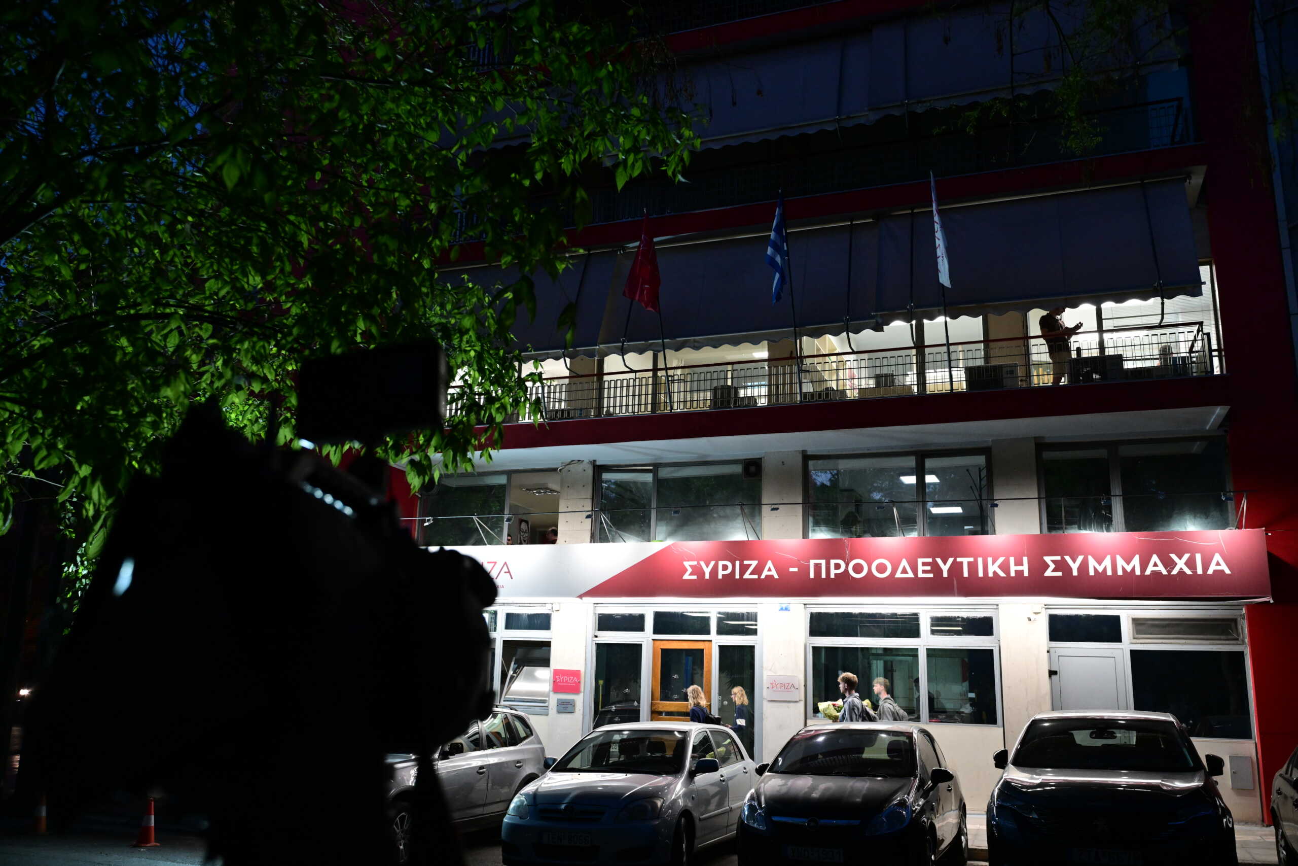 Στιγμιότυπο από τα γραφεία του ΣΥΡΙΖΑ - Προοδευτική Συμμαχία το βράδυ των προκριματικών εκλογών για τους υποψηφίους για το ευρωψηφοδέλτιο του ΣΥΡΙΖΑ - Προοδευτική Συμμαχία, Κυριακή 14 Απριλίου 2024. 
(ΤΑΤΙΑΝΑ ΜΠΟΛΑΡΗ
