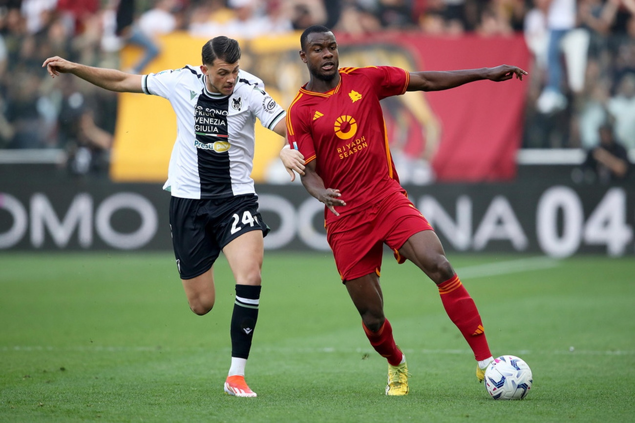 epa11278564 Udinese's Lazar Samardzic (L) and Roma's Evan N'Dicka in action during the Italian Serie A soccer match Udinese Calcio vs AS Roma in Udine, Italy, 14 April 2024.  EPA