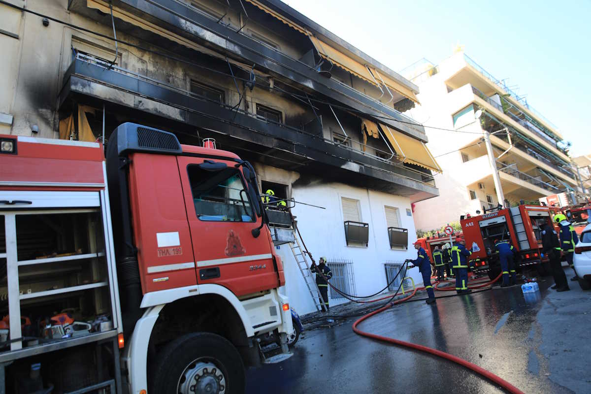 Ριζούπολη: Υπό έλεγχο η φωτιά στην πολυκατοικία – Απεγκλωβίστηκαν ένοικοι από διαμερίσματα