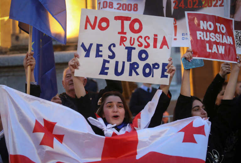 Η Γεωργία πέρασε τον λεγόμενο «ρωσικό» νόμο περί ξένων πρακτόρων, προκαλώντας ένταση στη σχέση της με την ΕΕ