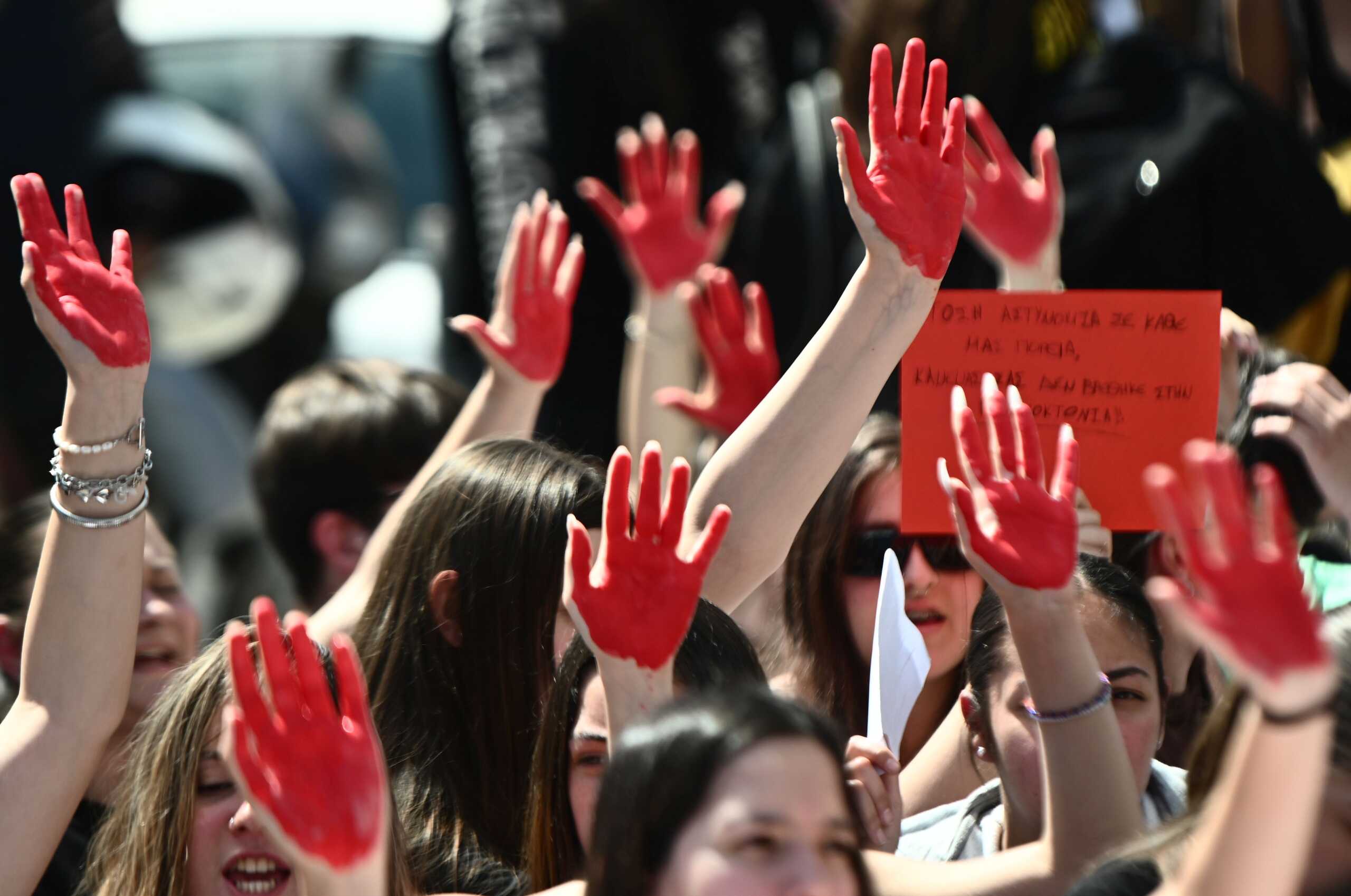 Οι γυναικοκτονίες στην Ελλάδα θέμα στον Guardian: Τα κυκλαδικά ειδώλια δείχνουν σεβασμό στο γυναικείο σώμα, πώς το έχασε η Ελλάδα;