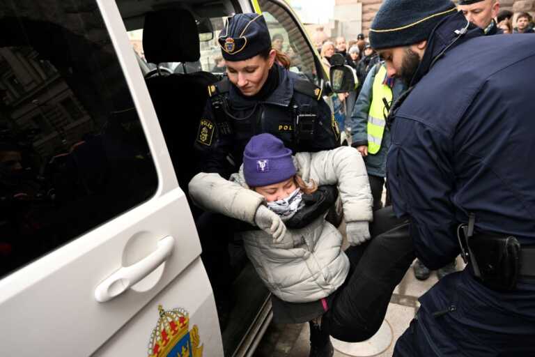 Γκρέτα Τούνμπεργκ: Αστυνομικοί την απομάκρυναν σηκωτή από διαδήλωση στη Χάγη