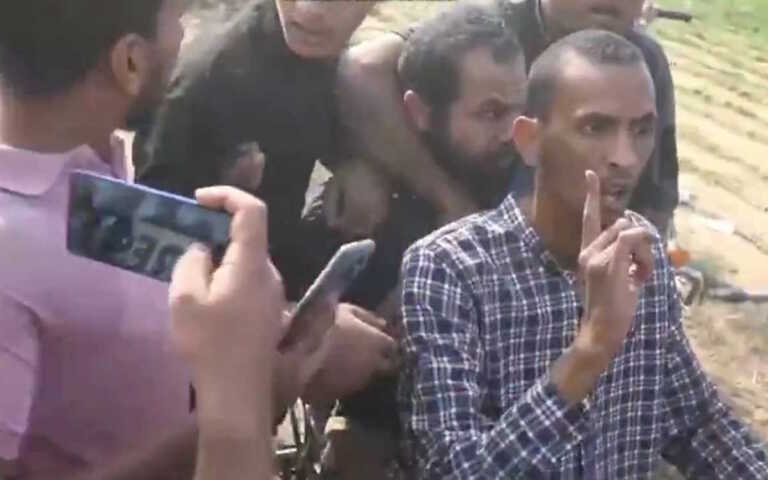 Νέο βίντεο φρίκης της Χαμάς! Πατέρας του «μικρότερου ομήρου» ηλικίας 10 μηνών αιμόφυρτος και ξυλοκοπημένος - Σκληρές εικόνες