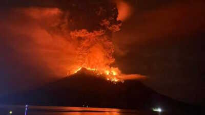 Ινδονησία: Εκκενώνονται περιοχές μετά την έκρηξη ηφαιστείου – Σε ύψος τριών χιλιομέτρων εκτοξεύεται η λάβα