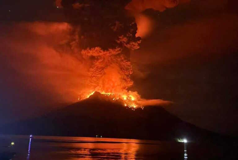 Εκκενώνονται περιοχές μετά την έκρηξη ηφαιστείου στην Ινδονησία - Σε ύψος τριών χιλιομέτρων εκτοξεύεται η λάβα