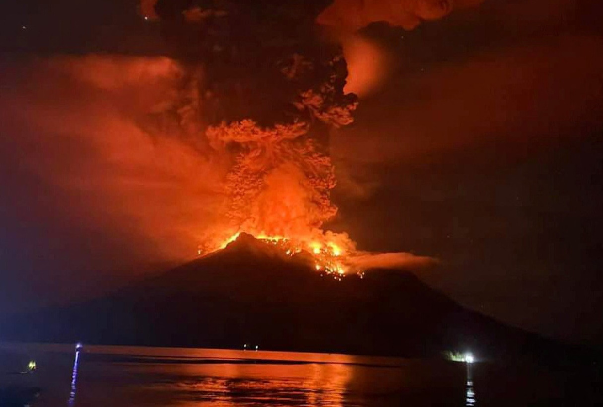 Ινδονησία: Εκκενώνονται περιοχές μετά την έκρηξη ηφαιστείου – Σε ύψος τριών χιλιομέτρων εκτοξεύεται η λάβα