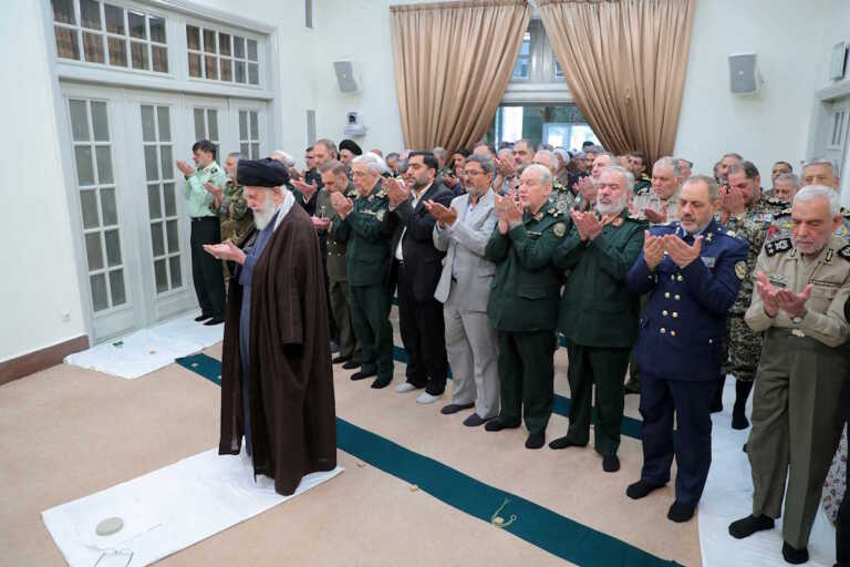 «Το Ιράν έδειξε την ισχύ του απέναντι στο Ισραήλ» είπε ο Αλί Χαμενεΐ που ευχαρίστησε τις ένοπλες δυνάμεις