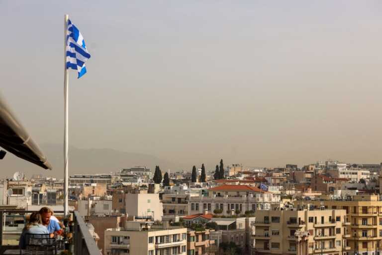 Ανοιξη δυο ταχυτήτων με 30άρια στην Κρήτη και μόλις 6 στην Καστοριά: Αποπνικτική ατμόσφαιρα λόγω σκόνης 