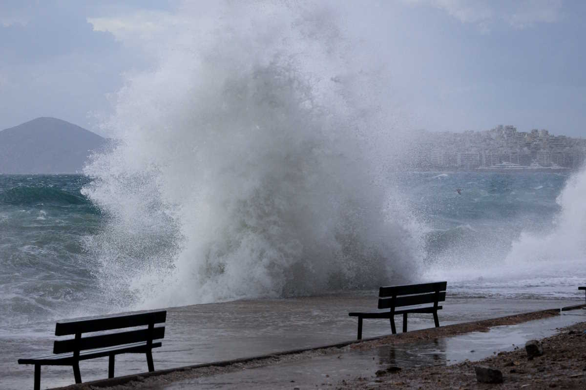 ΙΣΧΥΡΟΙ ΑΝΕΜΟΙ ΚΑΙ ΚΥΜΑΤΑ ΣΤΗ ΠΑΡΑΛΙΑ ΤΟΥ ΦΑΛΗΟΥ (ΓΙΑΝΝΗΣ ΠΑΝΑΓΟΠΟΥΛΟΣ