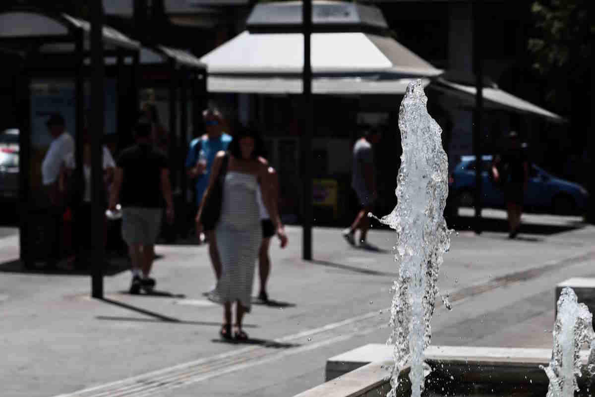 Στιγμιότυπο από το κέντρο της Αθήνας, Τρίτη 25 Ιουλίου 2023. Πολύ υψηλές θερμοκρασίες σημειώθηκαν και στην Αθήνα, εξαιτίας του θερμού κύματος που προκαλεί από τις 12 Ιουλίου κατά διαστήματα συνθήκες καύσωνα με την ονομασία CLEON σε πολλές περιοχές της χώρας.
(ΚΩΣΤΑΣ ΤΖΟΥΜΑΣ