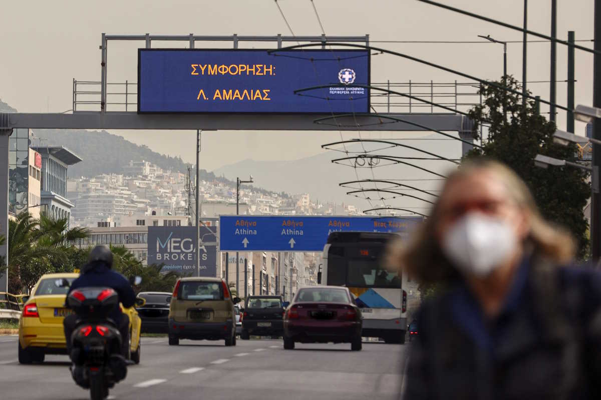 Η υψηλή  για την εποχή θερμοκρασία και η αφρικάνική σκόνη που έχει καλύψει το λεκανοπέδιο της Αττικής, κάνουν την ατμόσφαιρα αποπνικτική, Δευτέρα 1 Απριλίου 2024 (ΓΙΑΝΝΗΣ ΠΑΝΑΓΟΠΟΥΛΟΣ