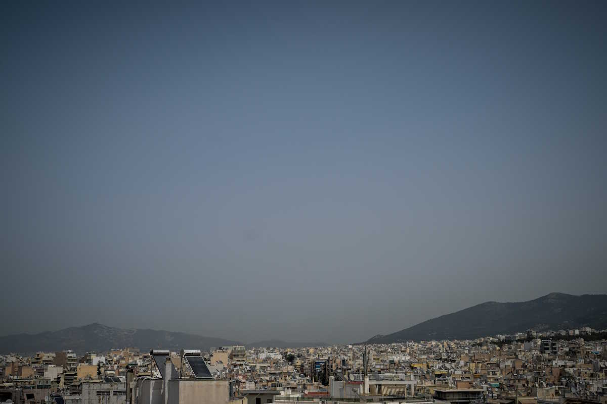 Η υψηλή  για την εποχή θερμοκρασία και η αφρικάνική σκόνη που έχει καλύψει το λεκανοπέδιο της Αττικής, κάνουν την ατμόσφαιρα αποπνικτική, Δευτέρα 1 Απριλίου 2024 (ΤΑΤΙΑΝΑ ΜΠΟΛΑΡΗ