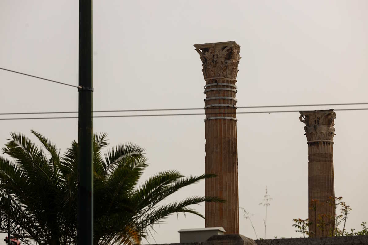 Η υψηλή  για την εποχή θερμοκρασία και η αφρικάνική σκόνη που έχει καλύψει το λεκανοπέδιο της Αττικής, κάνουν την ατμόσφαιρα αποπνικτική, Δευτέρα 1 Απριλίου 2024 (ΓΙΑΝΝΗΣ ΠΑΝΑΓΟΠΟΥΛΟΣ