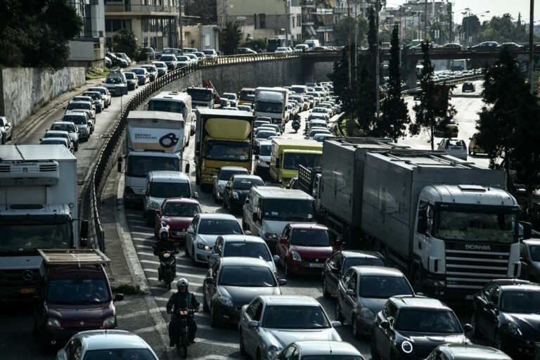 «Βουλιάζει» ο Κηφισός! Μεγάλο μποτιλιάρισμα λόγω σύγκρουσης νταλίκας με αυτοκίνητο - Καθυστερήσεις στην Αττική Οδό
