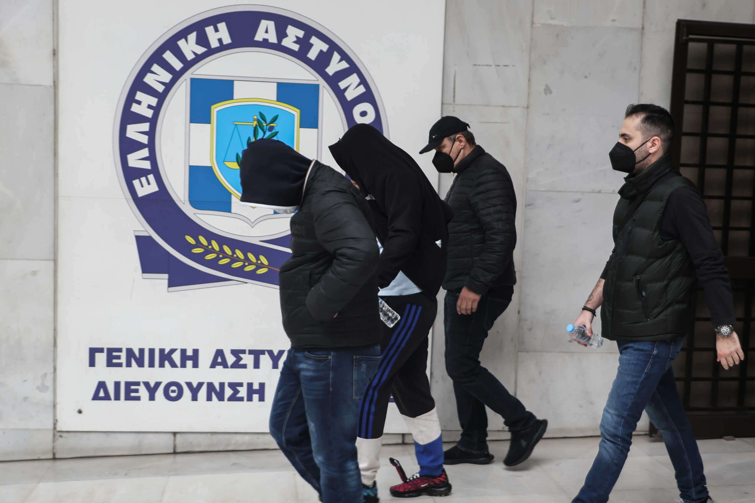 Απολογία στον εισαγγελέα των 64 συλληφθέντων για την υπόθεση του θανάσιμου τραυματισμού του 31χρονου αστυνομικού των ΜΑΤ Γιώργου Λυγγερρίδη στου Ρέντη, μετά την στοχευμένη αστυνομική επιχείρηση που ξεκίνησε το βράδυ της Κυριακής από την Υποδιεύθυνση Αντιμετώπισης Βίας στους Αθλητικούς Χώρους σε συνεργασία με άλλες υπηρεσίες της ΕΛ.ΑΣ., Τρίτη 23 Απριλίου 2024. 
(ΓΙΑΝΝΗΣ ΠΑΝΑΓΟΠΟΥΛΟΣ