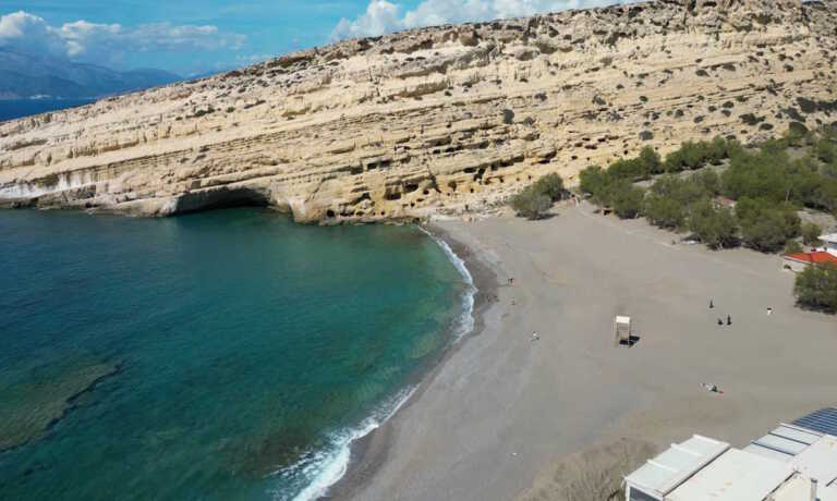 Η διάσημη παραλία σύμβολο μιας ολόκληρης εποχής - Matala Beach Crete Greece