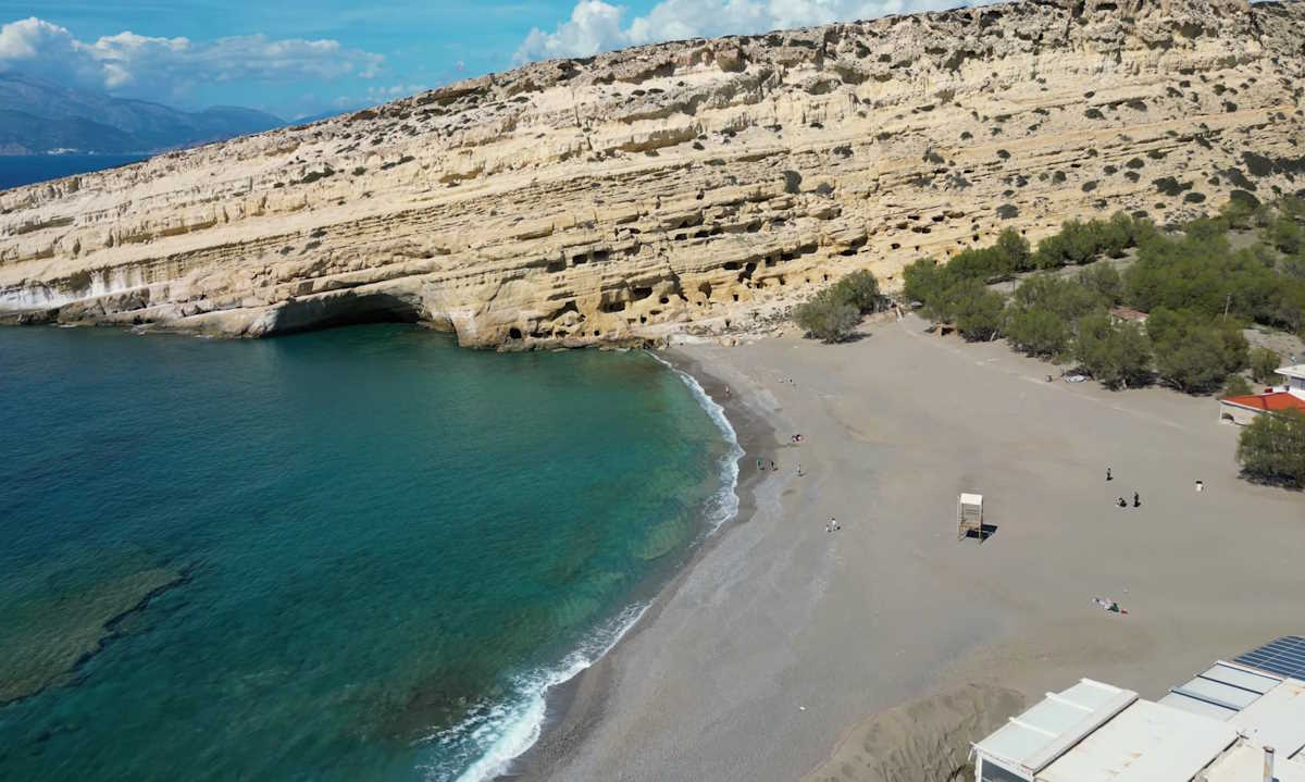 Μάταλα: Η διάσημη παραλία σύμβολο μιας ολόκληρης εποχής – Matala Beach Crete Greece